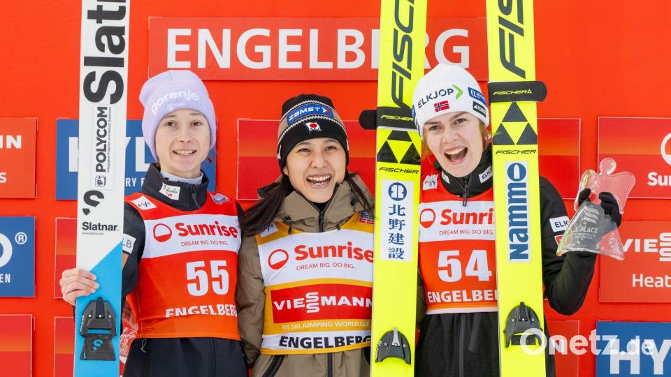 Als Topfavoritinnen gelten Nika Prevc (l.) und Nozomi Maruyama (m.). (Archivbild) Bild: Urs Flueeler/KEYSTONE/dpa