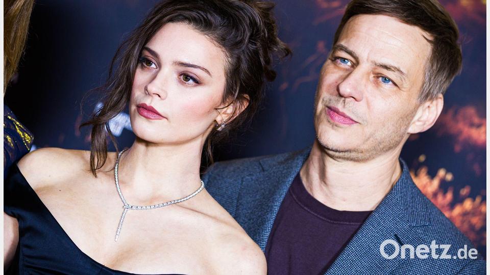 Die Schauspieler Harriet Herbig-Matten und Tom Wlaschiha bei einem Photocall am Rande der Premiere der Serie „Schwarzes Gold“. Bild: Moritz Frankenberg/dpa