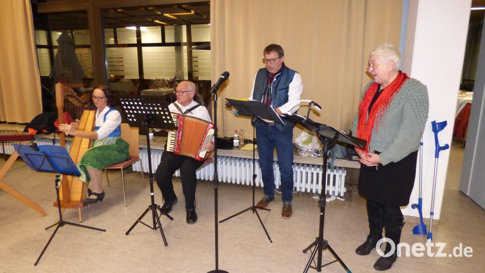 Musikalisch umrahmten Christine Eller, Prälat Hans Neumüller, Georg Land und Eva Danzl die Alleinlebendenweihnachtsfeier. Sie hatten sich eigens für diesen Abend als Gruppe zusammengefunden. Bild: Markus Friedrich