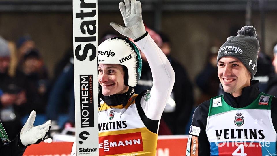 Domen Prevc (l) freut sich über den Sieg, sein Landsmann Timi Zajc wird später disqualifiziert. Bild: Daniel Karmann/dpa
