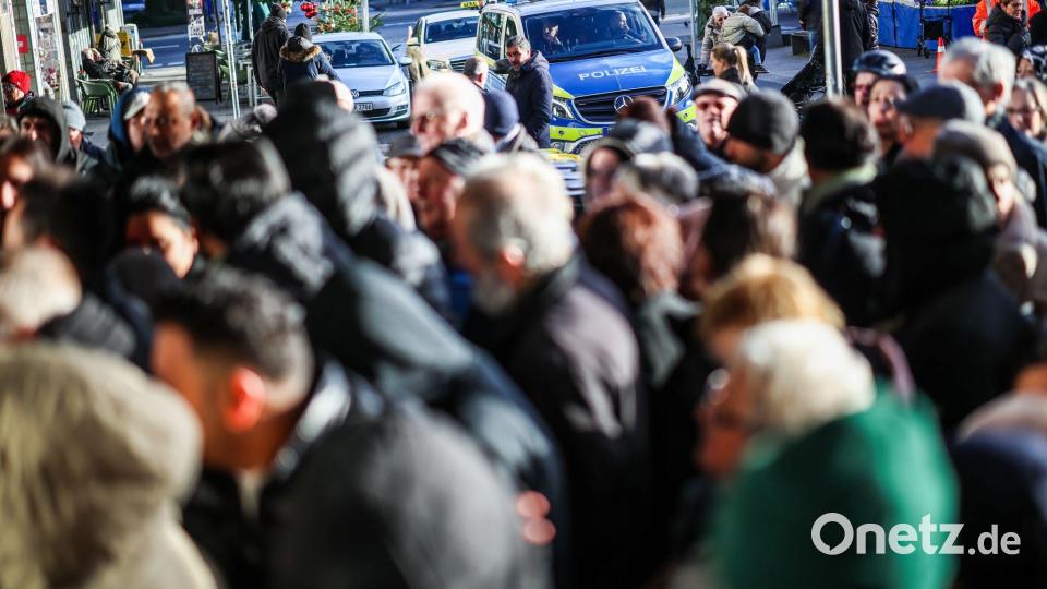 Viele besorgte Kunden warten vor der Sparkassenfiliale in Gelsenkirchen, in deren Tresorraum eingebrochen wurde. Bild: Christoph Reichwein/dpa