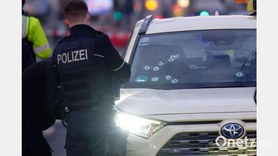 Schüsse auf Taxi-Fahrgast: Ein Taxi mit Schusslöchern in der Frontscheibe steht in Düsseldorf. Bild: Henning Kaiser/dpa