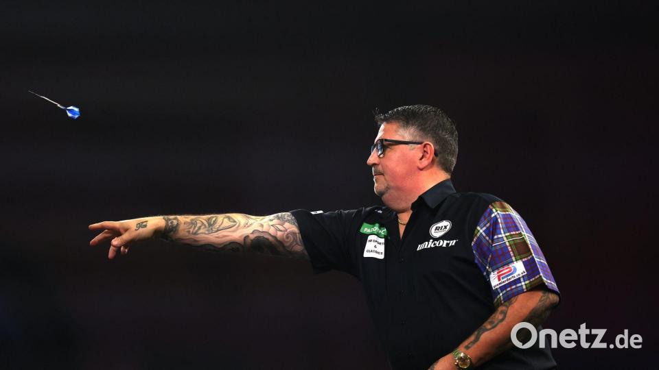 Gary Anderson beim Duell der beiden Giganten. Bild: Steven Paston/PA Wire/dpa