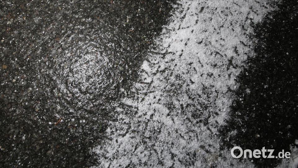 Frische Reifenspuren eines Winterreifens auf spiegelglatter Straße zeigen die winterlichen Straßenverhältnisse im Harz. Bild: Matthias Bein/dpa