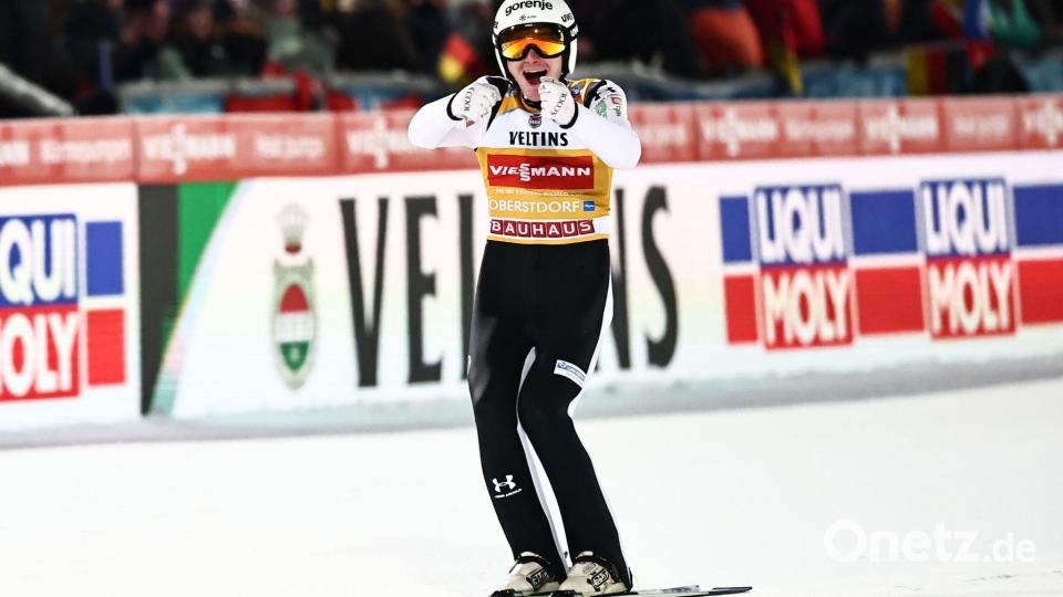 Fliegt allen davon: Domen Prevc. Bild: Daniel Karmann/dpa