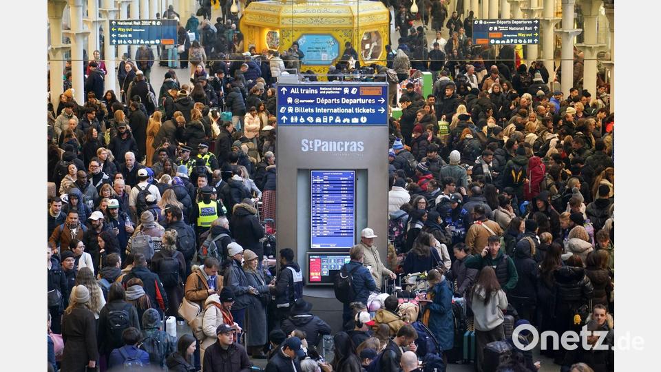 Chaos herrscht am Bahnhof St Pancras International in London, weil der Verkehr im Eurotunnel durch Probleme mit der Stromversorgung stark beeinträchtigt ist. Bild: Alberto Pezzali/AP/dpa