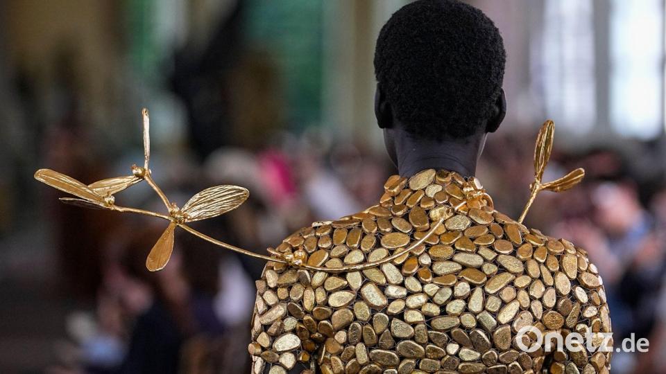 Ein Model trägt eine Kreation von Schiaparelli. (Archivbild) Bild: Michel Euler/AP/dpa