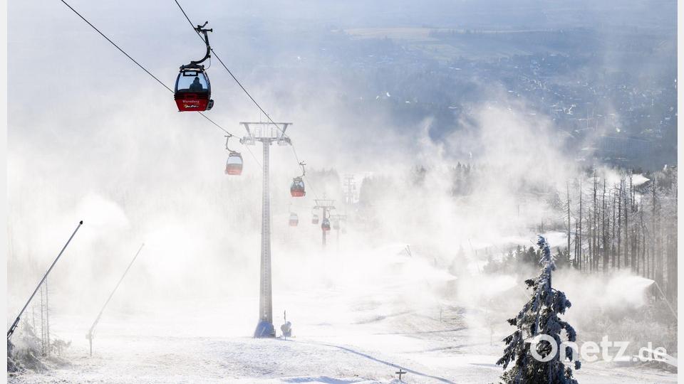 Künstliche Pracht: Schneekanonen beschneien Skipisten an der Wurmberg-Seilbahn im Harz. Bild: Julian Stratenschulte/dpa