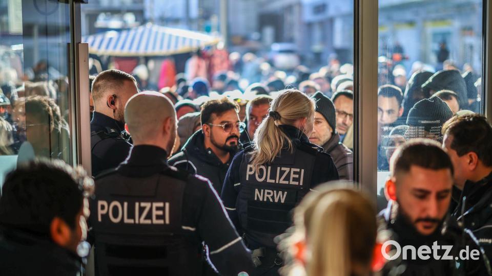 Polizeieinsatz an der Sparkassenfiliale in Gelsenkirchen-Buer. Eine große Menschenmenge versammelte sich vor der Filiale. Bild: Christoph Reichwein/dpa
