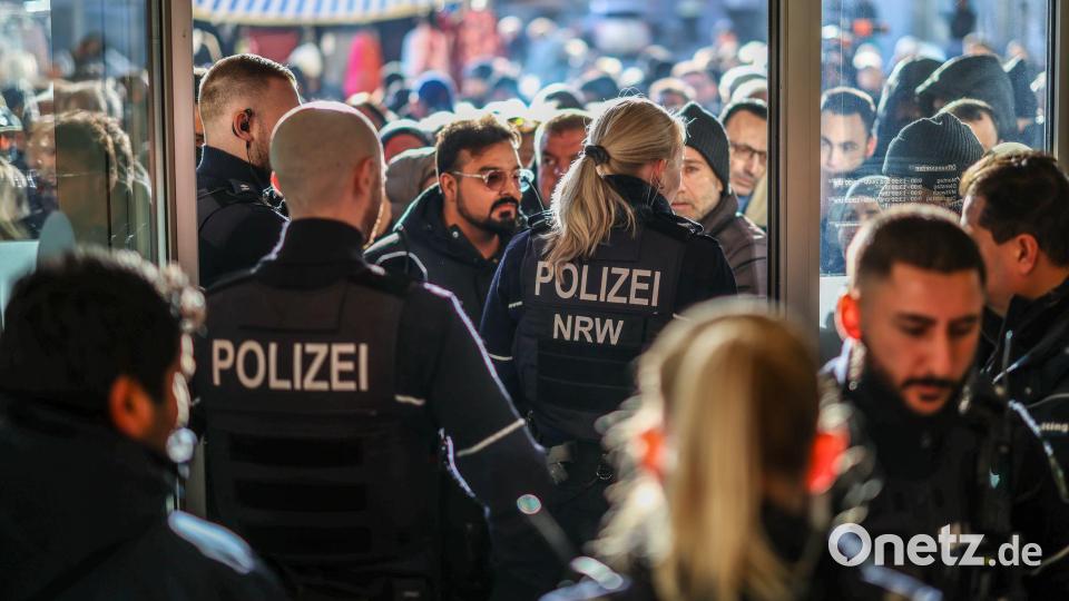 Die Polizei sichert weiter die Sparkasse in Gelsenkirchen-Buer, nachdem die Kunden durch den Einbruch im Tresor verunsichert sind. Bild: Christoph Reichwein/dpa