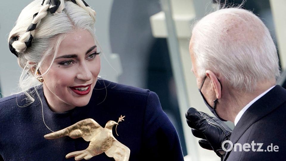 Lady Gaga spricht mit dem US-Präsidenten Joe Biden während dessen Amtseinführung im Kapitol. (Archivbild) Bild: Greg Nash/AP/dpa