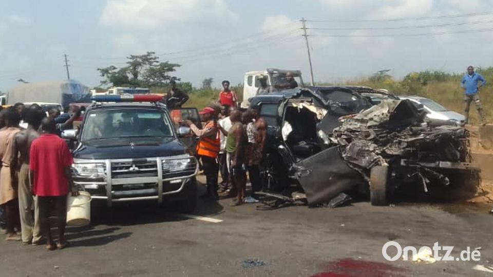 Die Unfallstelle des Unglücks, bei dem zwei Freunde von Boxstar Anthony Joshua ums Leben kamen. Bild: Uncredited/Federal Road Safety Corps/AP/dpa