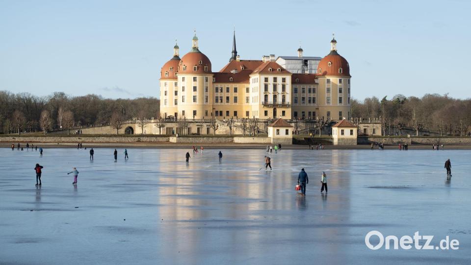 Schlittschuhläufer sind auf dem Eis vor Schloss Moritzburg in Sachsen unterwegs. Bild: Sebastian Kahnert/dpa