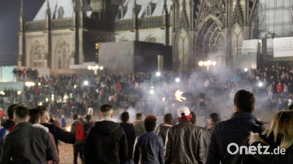Junge Männer auf dem Platz vor dem Dom und keine Polizei weit und breit - so blieb die Kölner Silvesternacht visuell in Erinnerung. Viele Frauen wurden in der Nacht Opfer sexueller Übergriffe. (Archivbild) Bild: picture alliance / Markus Boehm/dpa