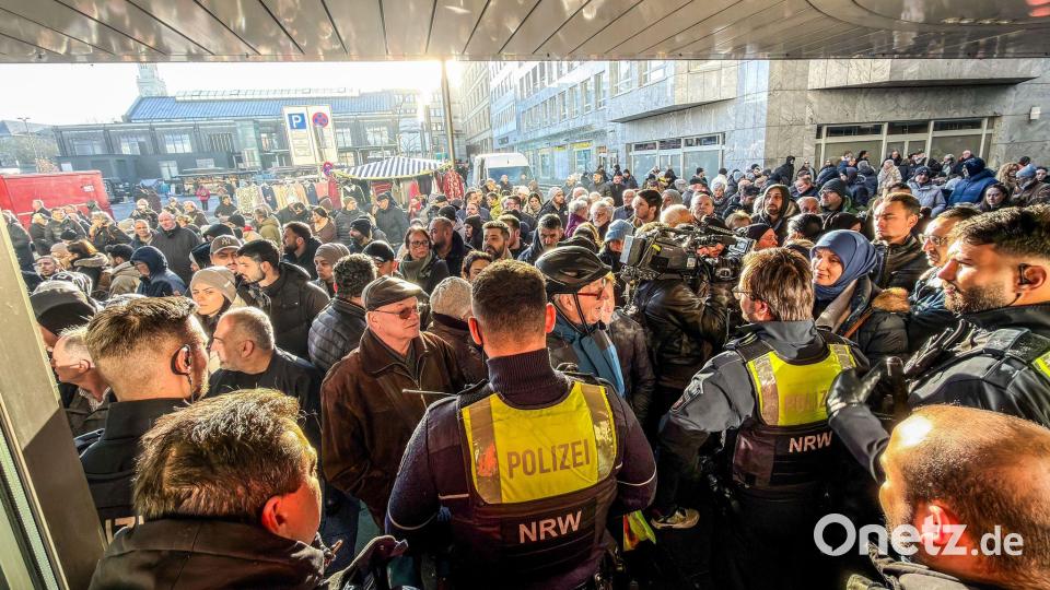 Nach dem Einbruch in den Tresorraum der Bank fordern besorgte Kunden Informationen. Bild: Christoph Reichwein/dpa
