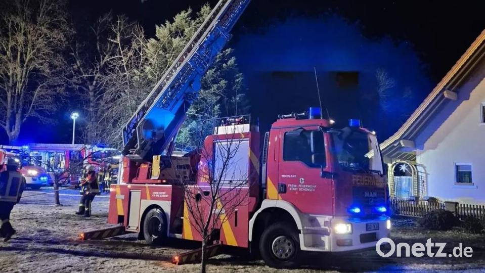 Die Feuerwehr Schönsee rückte mir der Drehleiter zum Brand in Pirk bei Oberviechtach aus. Bild: Feuerwehr Schönsee/exb