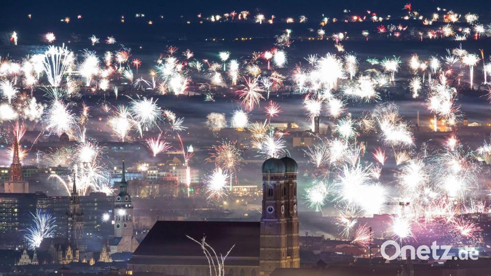 Feuerwerk boomt - die Nachfrage liegt in diesem Jahr auf Rekordniveau. (Archivbild) Bild: Lennart Preiss/dpa