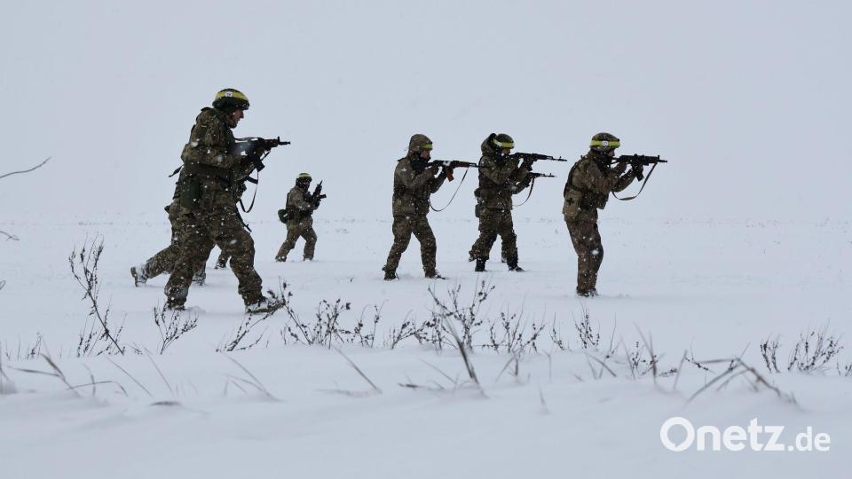 Auf diesem vom Pressedienst der 65. Mechanisierten Brigade der Ukraine zur Verfügung gestellten Foto nehmen Rekruten an Übungen auf einem Übungsgelände in der Region Saporischschja teil. Bild: Andriy Andriyenko/Ukrainian 65 Mechanized brigade/AP/dpa