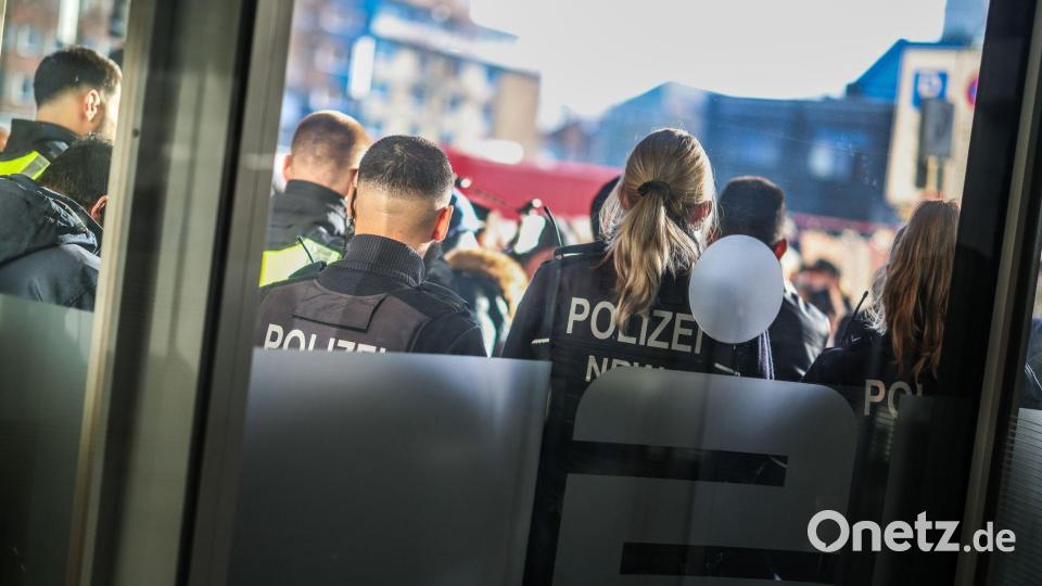 Nach dem Einbruch in den Tresorraum und einem Andrang besorgter Kunden bleibt die Sparkassenfiliale in Gelsenkirchen am zweiten Tag infolge geschlossen. Bild: Christoph Reichwein/dpa