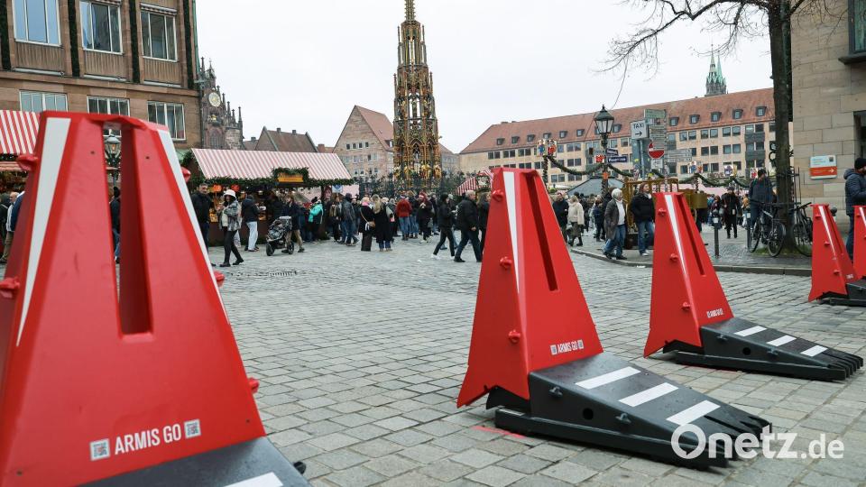 Neben Polizeikontrollen sollten Poller die Sicherheit auf den Weihnachtsmärkten gewährleisten. (Archivbild) Bild: Daniel Löb/dpa