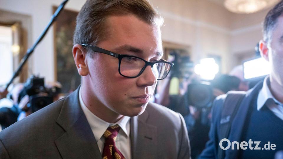 Der AfD-Politiker Daniel Halemba ist unter anderem wegen Volksverhetzung, Geldwäsche und Sachbeschädigung angeklagt. (Archivbild) Bild: Peter Kneffel/dpa