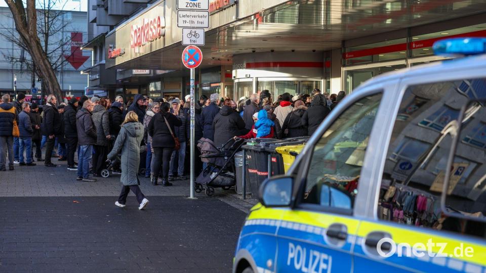 Polizisten sichern den Eingang der Sparkassenfiliale in Gelsenkirchen-Buer, nachdem wartende Kunden versucht hatten in die Bank zu gelangen. Bild: Christoph Reichwein/dpa