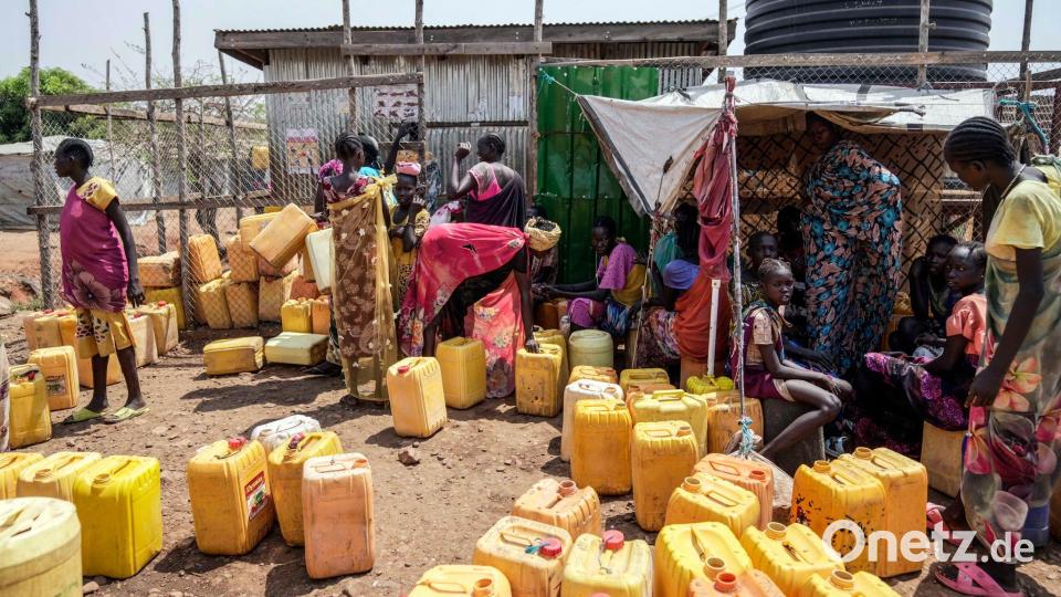 Binnenvertriebene in Südsudan holen Wasser am Stadtrand von Juba. (Archivbild) Bild: Brian Inganga/AP/dpa