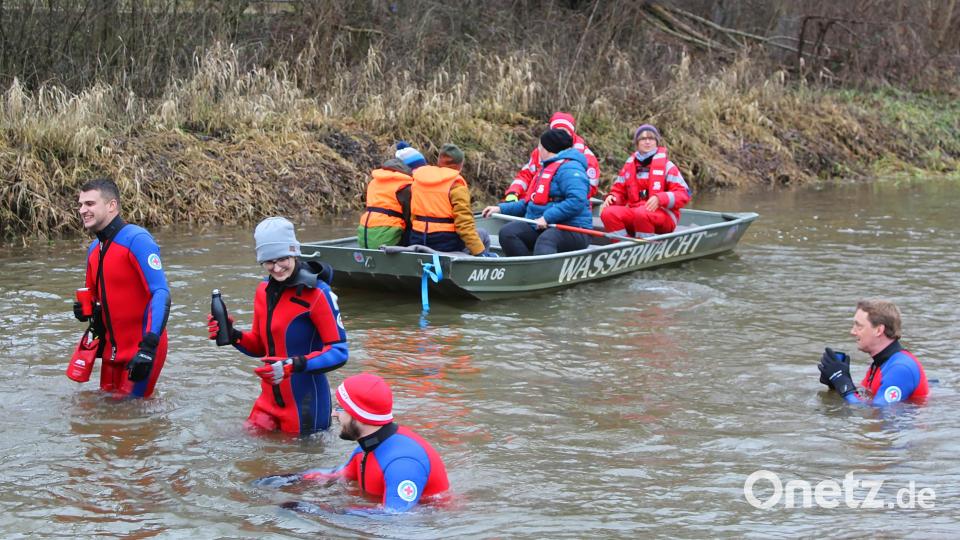 Die Winterschwimmerinnen und Winterschwimmer schützen sich mit Neoprenanzügen vor der Kälte. Bild: Evi Wagner