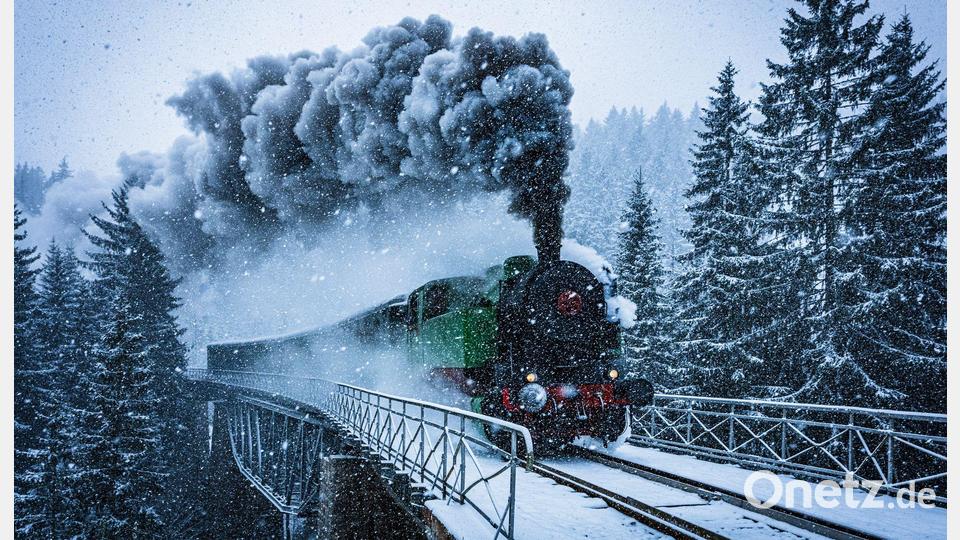 Winterwunderwelt: Eine historische Dampflokomotive fährt in Tschechien durch die verschneite Landschaft. Bild: Radek Petrášek/CTK/dpa