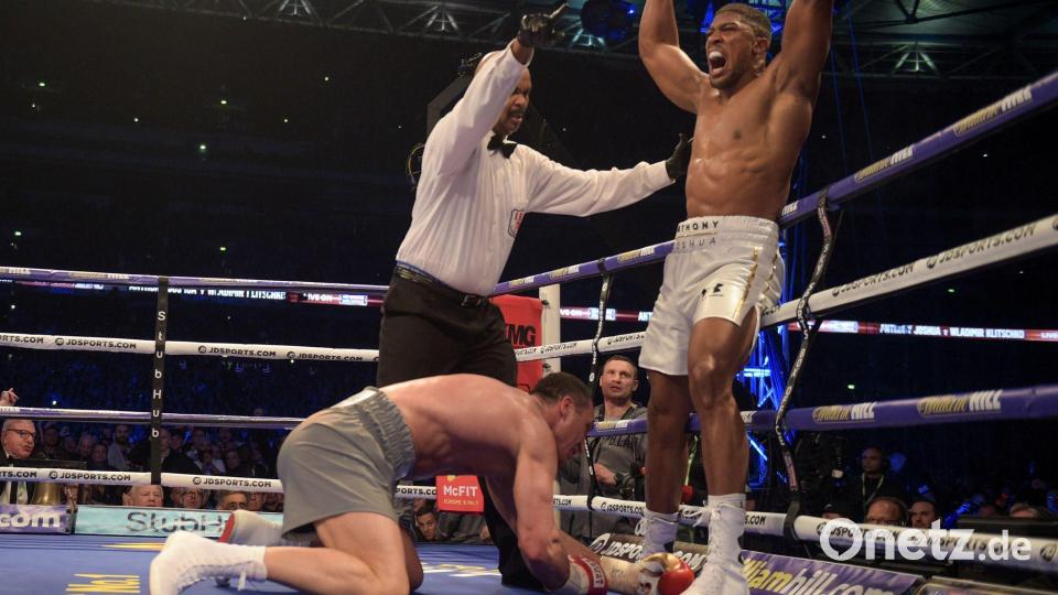Der Moment des Triumphs für Joshua (r) im WM-Titelkampf gegen Klitschko. (Archivbild) Bild: picture alliance / Axel Heimken/dpa