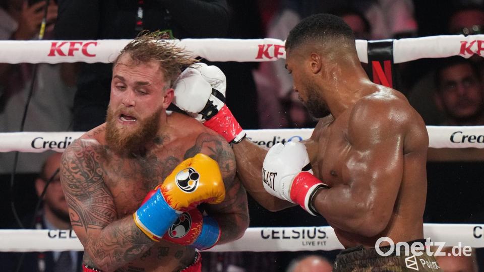 Mitte Dezember setzte sich Anthony Joshua (r.) klar gegen Internet-Star Jake Paul durch. (Archivbild) Bild: Lynne Sladky/AP/dpa