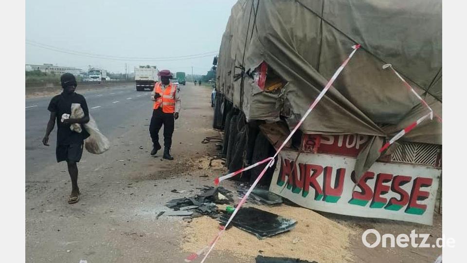 Ein Lkw spielte bei dem Unfall eine Rolle. Bild: Uncredited/Federal Road Safety Corps/AP/dpa