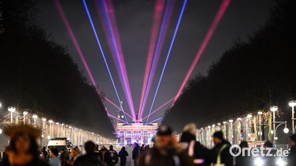 Laser sind am Himmel zu sehen. Bild: Britta Pedersen/dpa