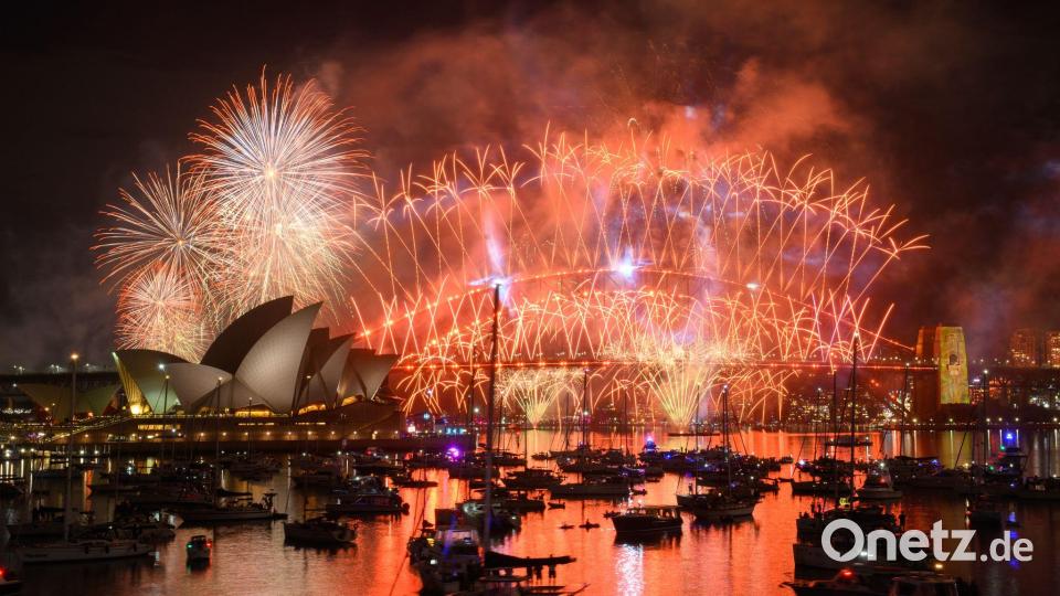 Farbenpracht über dem Hafen von Sydney: Feuerwerk begeistert am Silvesterabend Bild: Dan Himbrechts/AAP/dpa