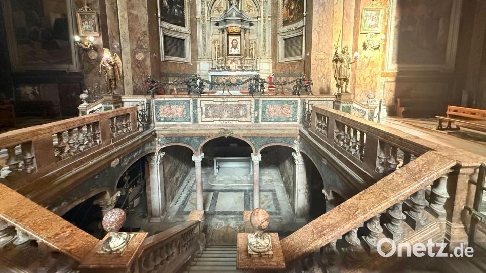 Unter dem Altar liegen Reliquien des heilig gesprochenen Papstes Silvester I.. (Archivbild) Bild: Christoph Sator/dpa