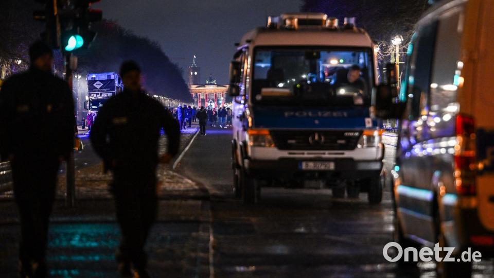 Polizisten und Fahrzeuge der Polizei. Bild: Britta Pedersen/dpa