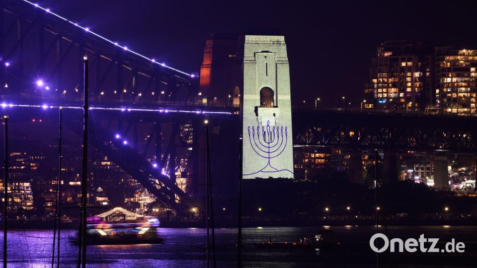 Sydney: Gedenkprojektion bei Silvesterfeier ehrt Opfer des Bondi-Anschlags Bild: Dan Himbrechts/AAP/dpa