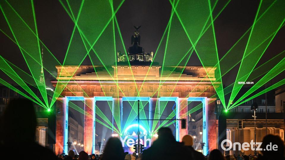 Berlin feiert in Farben: Spektakuläre Lasershow bei „Yeah 26“ am Brandenburger Tor am Silvesterabend. Bild: Britta Pedersen/dpa
