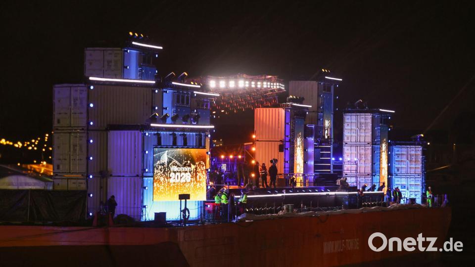 Erstmals findet die ZDF-Silvestershow nicht am Brandenburger Tor, sondern im Hamburger Hafen statt. Bild: Christian Charisius/dpa