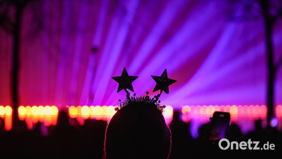 Auch München setzt dieses Jahr mit der Silvestermeile auf eine Lasershow als Alternative zum Feuerwerk. (Symbolbild) Bild: Vadim Ghirda/AP/dpa