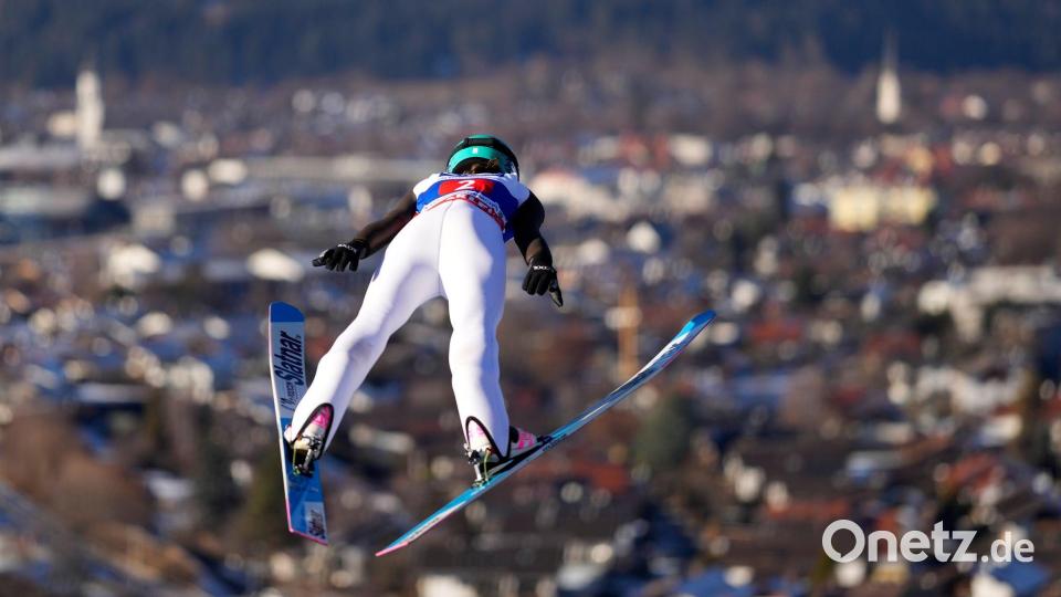 Die Slowenin Prevc fliegt der Konkurrenz davon. Bild: Matthias Schrader/AP/dpa