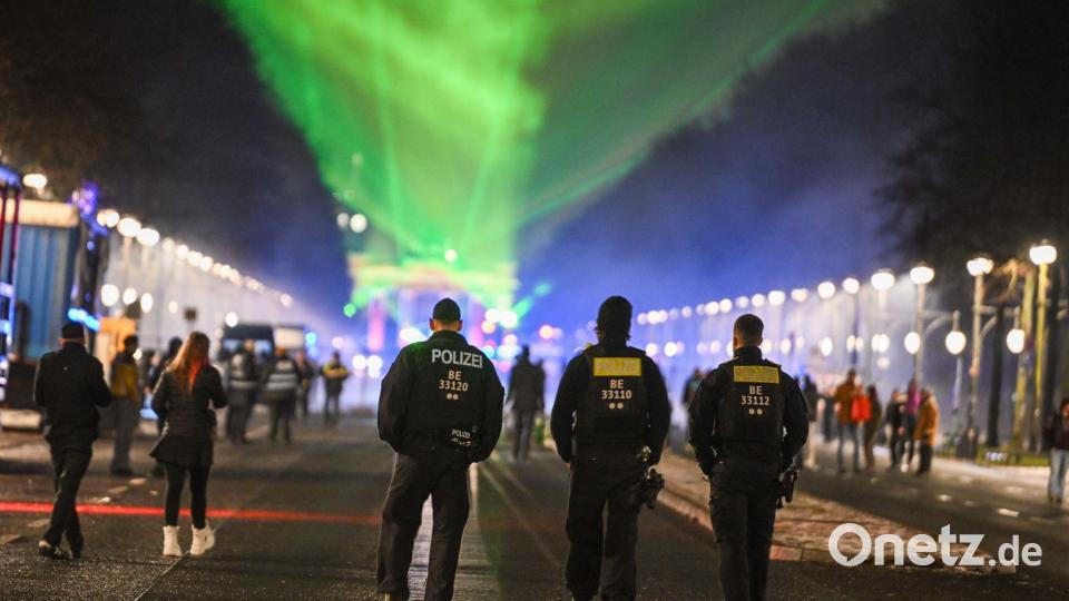 Polizisten auf der Straße des 17. Juni. Bild: Britta Pedersen/dpa