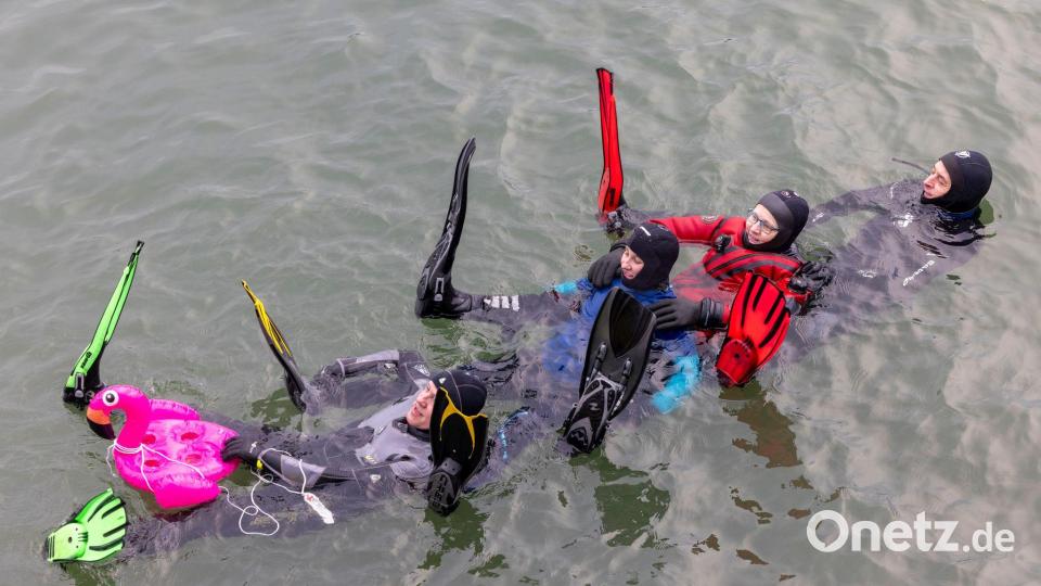 Kaltstart ins neue Jahr: Silvesterstromschwimmen zieht Mutige in den Rhein bei Mainz Bild: Helmut Fricke/dpa