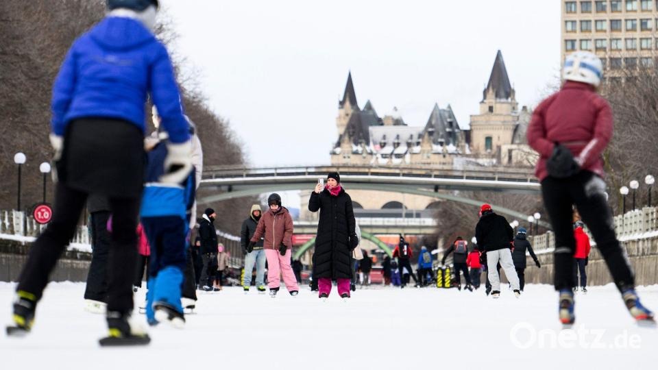 Ottawa gleitet ins neue Jahr: Schlittschuhlaufen auf dem Rideau Canal Skateway startet. Bild: Spencer Colby/The Canadian Press/AP/dpa