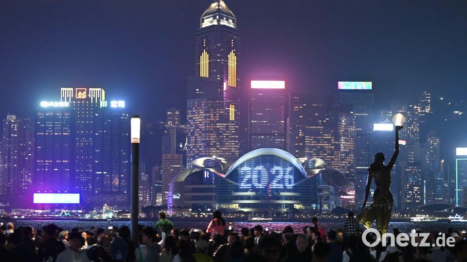 Hongkong: Besucher warten am Victoria-Hafen in Tsim Sha Tsui auf den Silvester-Countdown Bild: Kobe Li/Nexpher via ZUMA Press Wire/dpa