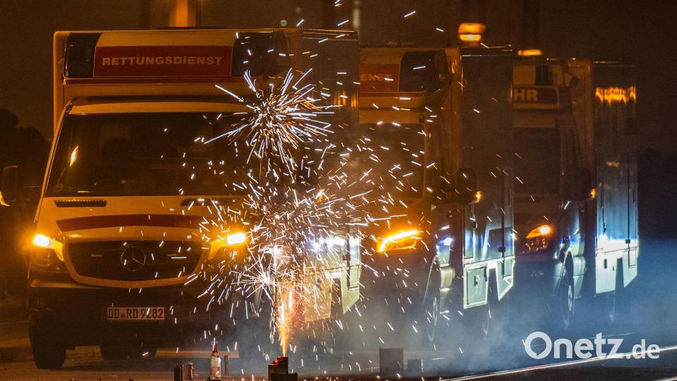 Für Rettungsdienste ist die Silvesternacht eine besonders harte Schicht. (Archivbild) Bild: Robert Michael/dpa