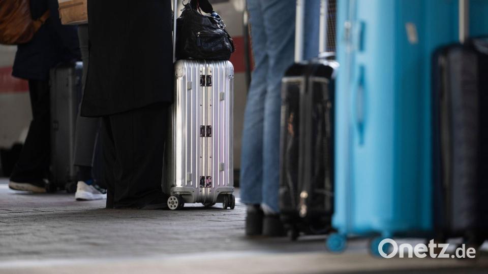 Über Lautsprecher werden Reisende immer wieder sensibilisiert, ihr Gepäck vor Dieben zu schützen. (Illustration) Bild: Marijan Murat/dpa