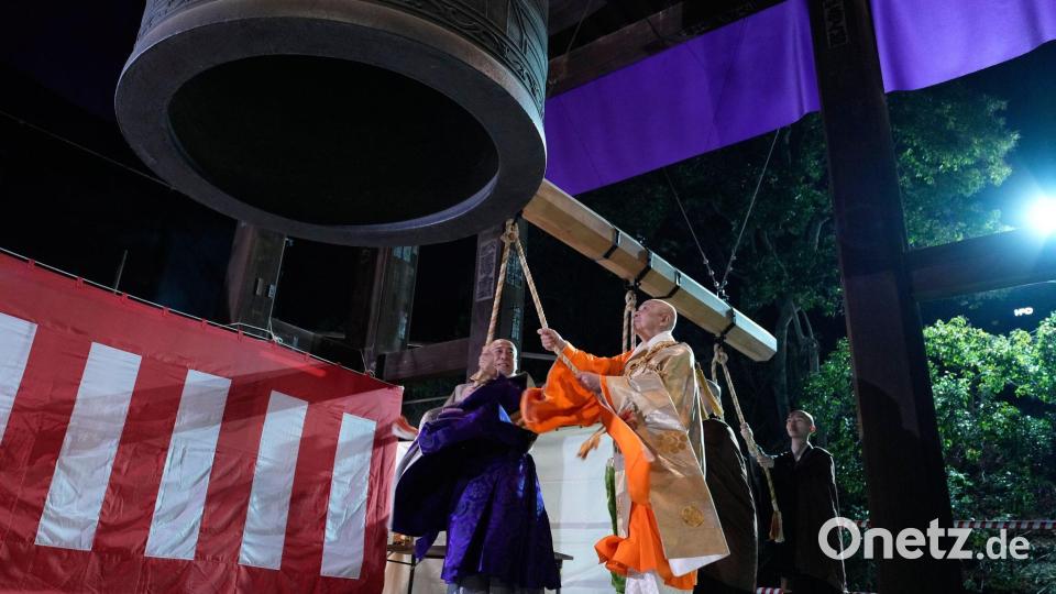 Tokio: Traditionelles Glockenschlagen der Mönche im Zojoji-Tempel zu Silvester Bild: Eugene Hoshiko/AP/dpa