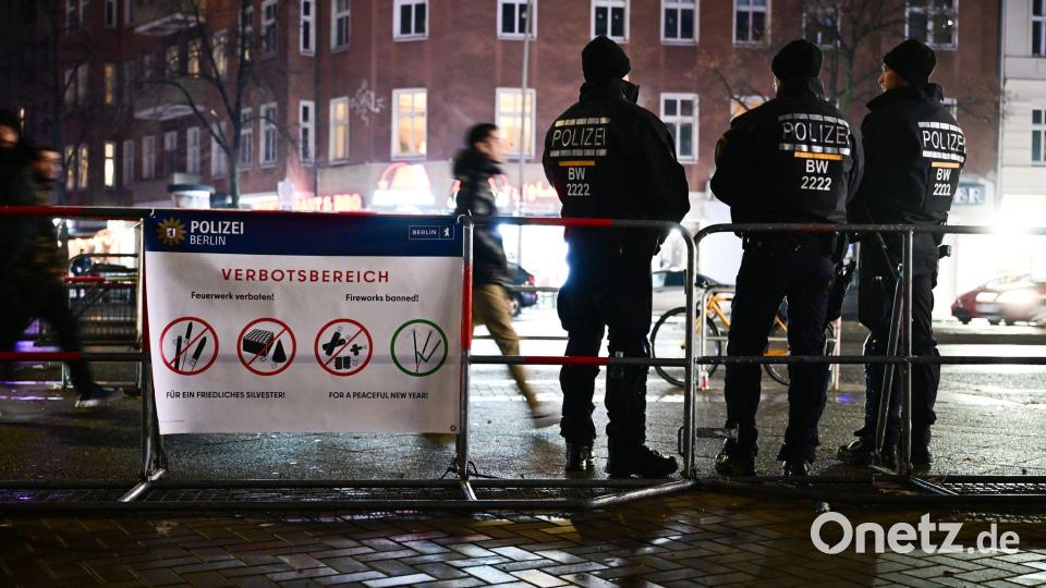 Die Berliner Polizei nimmt schon vor Mitternacht mehr als 100 Menschen fest. Bild: Sebastian Christoph Gollnow/dpa