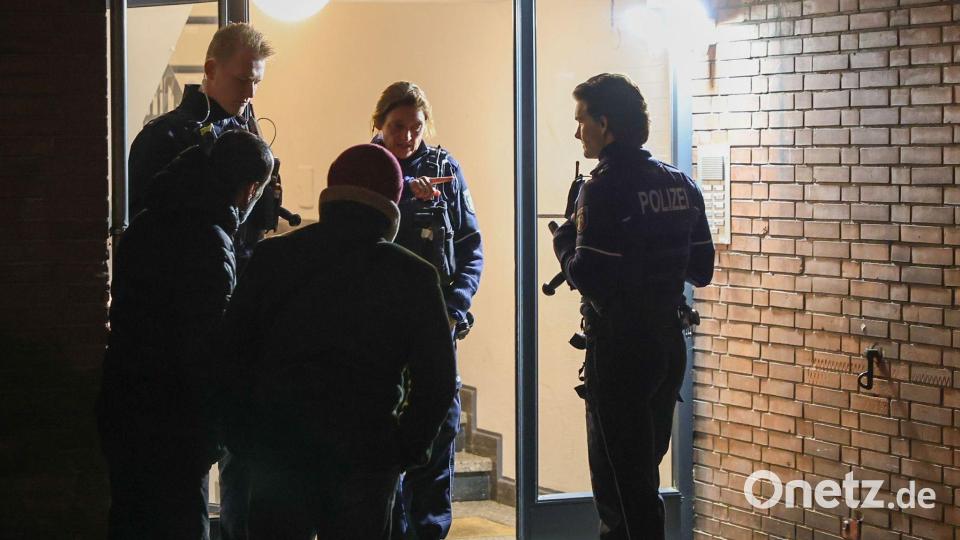 Die Polizei nahm den tatverdächtigen Jugendlichen noch vor Ort fest. Bild: BlaulichtRheinlandNRW/dpa